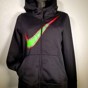 Sporting Nike sweater with pockets